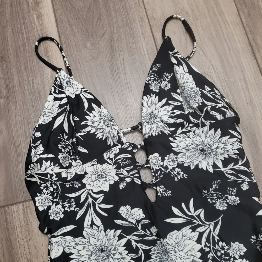 NWT Amuse Society Medium Elliot Floral Strappy One Piece Sexy Swimsuit